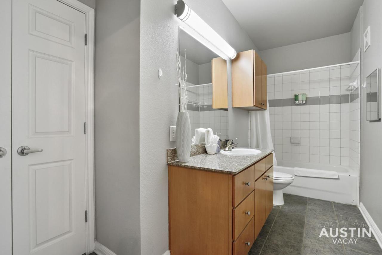 West Campus Accommodations Pool And King Bedrooms Остин Екстериор снимка