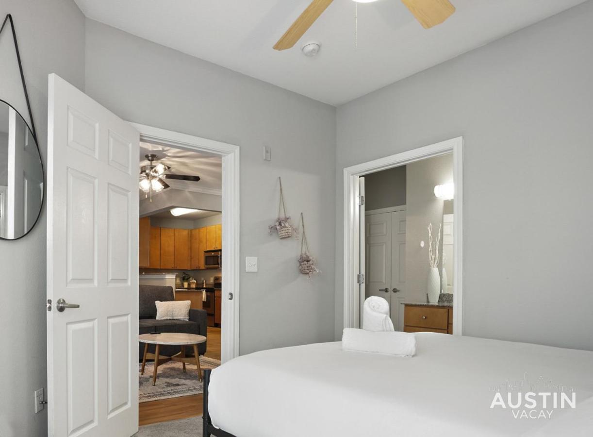 West Campus Accommodations Pool And King Bedrooms Остин Екстериор снимка
