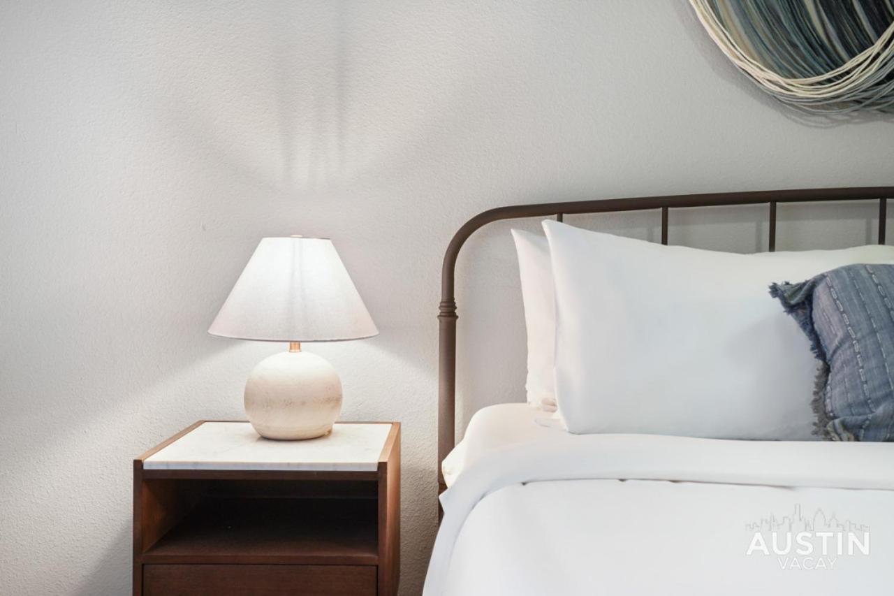 West Campus Accommodations Pool And King Bedrooms Остин Екстериор снимка